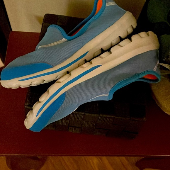 Sketcher’s Go-Walk Slip-on Size 6 light Blue Runners in a nylon mesh. - Picture 5 of 8